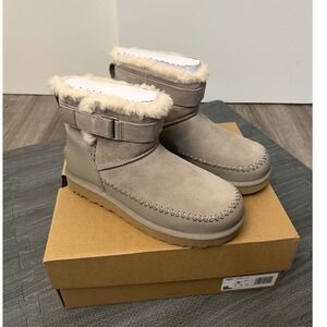 UGG W RetroChic Strap Boots Women's Size‎ 8 Grey Suede Sheepskin Lined